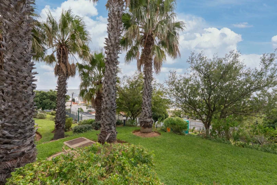 1 Bedroom Property for Sale in Vredehoek Western Cape